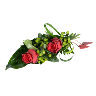 Två röda rosor omgivna av gröna blad och bär, arrangerade som en blomdekoration.